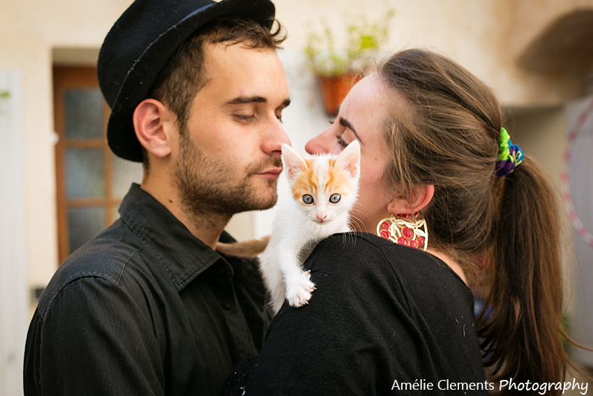 couple-session-marseille-inner-courtyard-kitten-marion-benjamin-amelie-clements-photography
