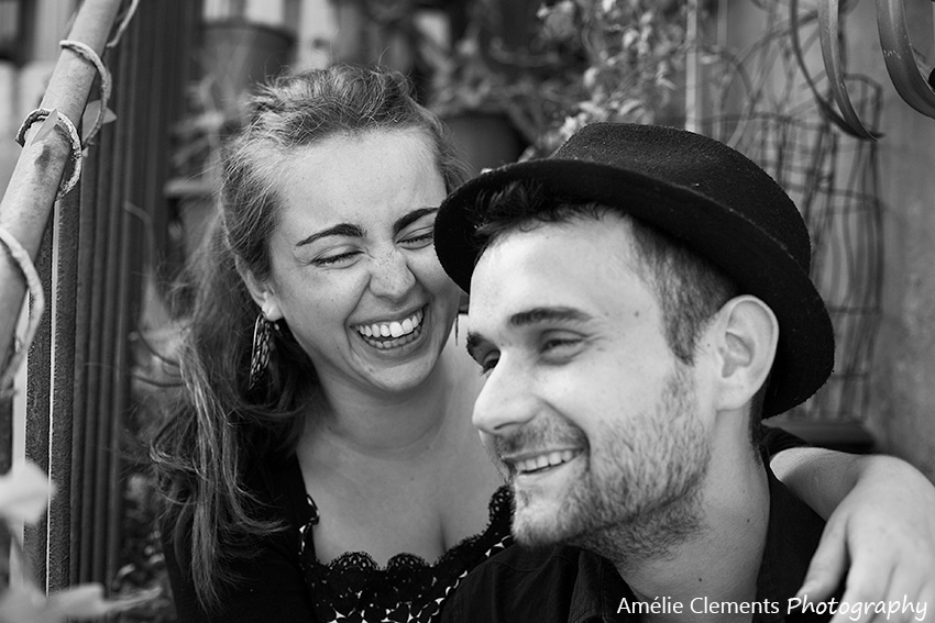 couple-session-marseille-inner-courtyard-stairs-hat-lovers-amelie-clements-photography