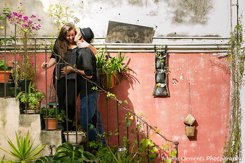 couple-session-marseille-inner-courtyard-stairs-morrocan-style-amelie-clements-photography