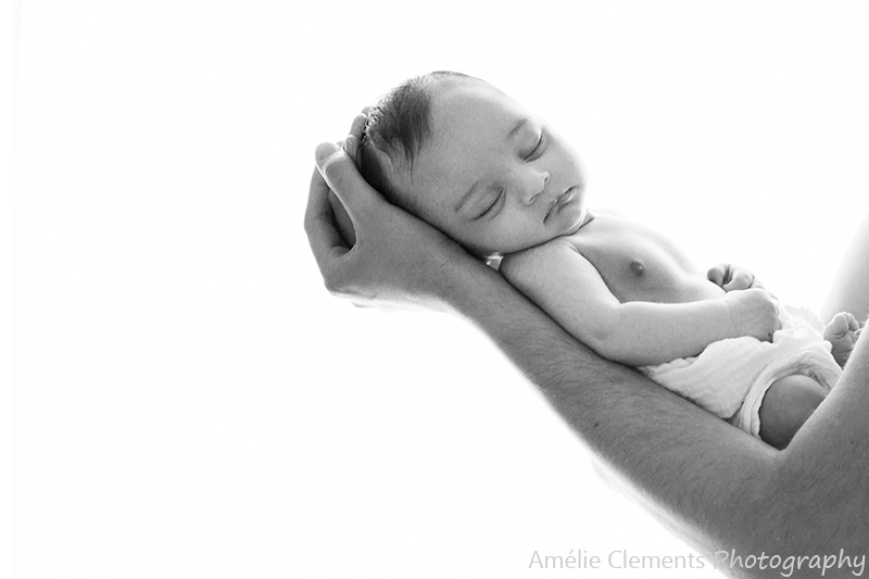 baby_photographer_newborn_zurich_switzerland_one_month_old_amelie_clements_photography_father_arms_black_and_white