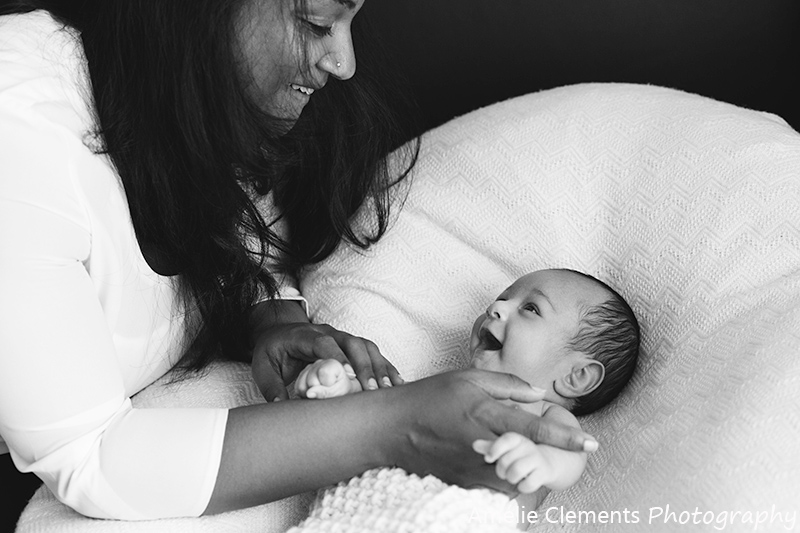baby_photographer_newborn_zurich_switzerland_one_month_old_amelie_clements_photography_laugh_mother_black_and_white