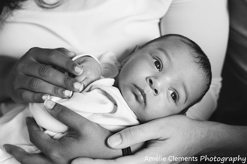 baby_photographer_newborn_zurich_switzerland_one_month_old_amelie_clements_photography_parents_arms_black_and_white