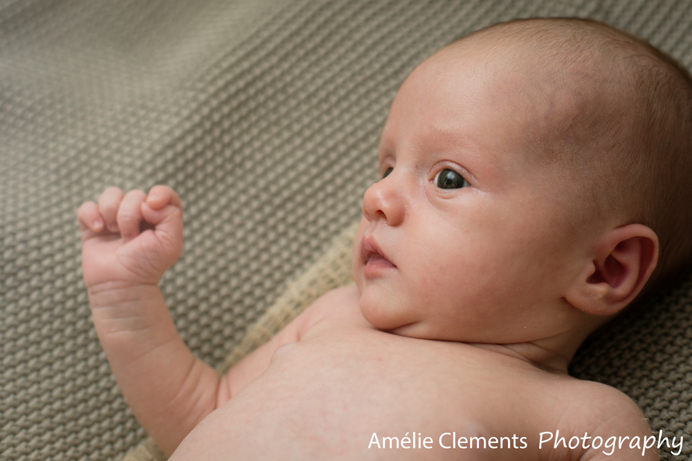 newborn_posing_zurich_baby_photographer_amelie_clements_photography_beige_background_feet