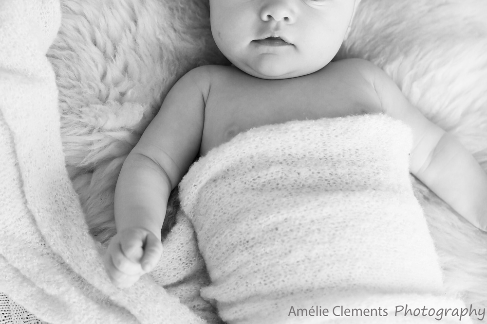 newborn_posing_zurich_baby_photographer_amelie_clements_photography_black_white