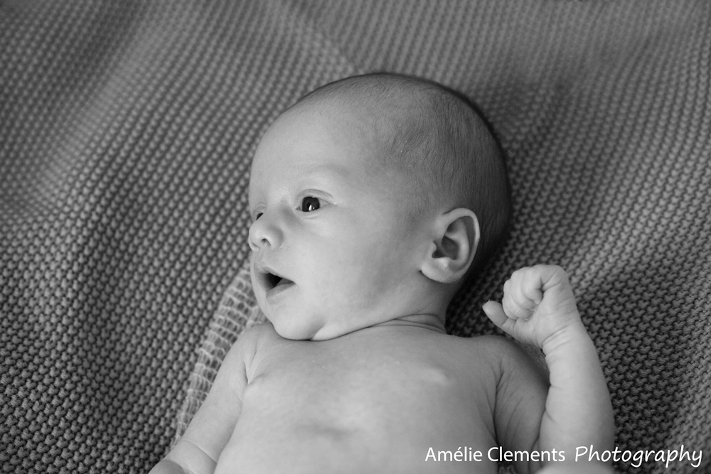 newborn_posing_zurich_baby_photographer_amelie_clements_photography_black_white_cute_face