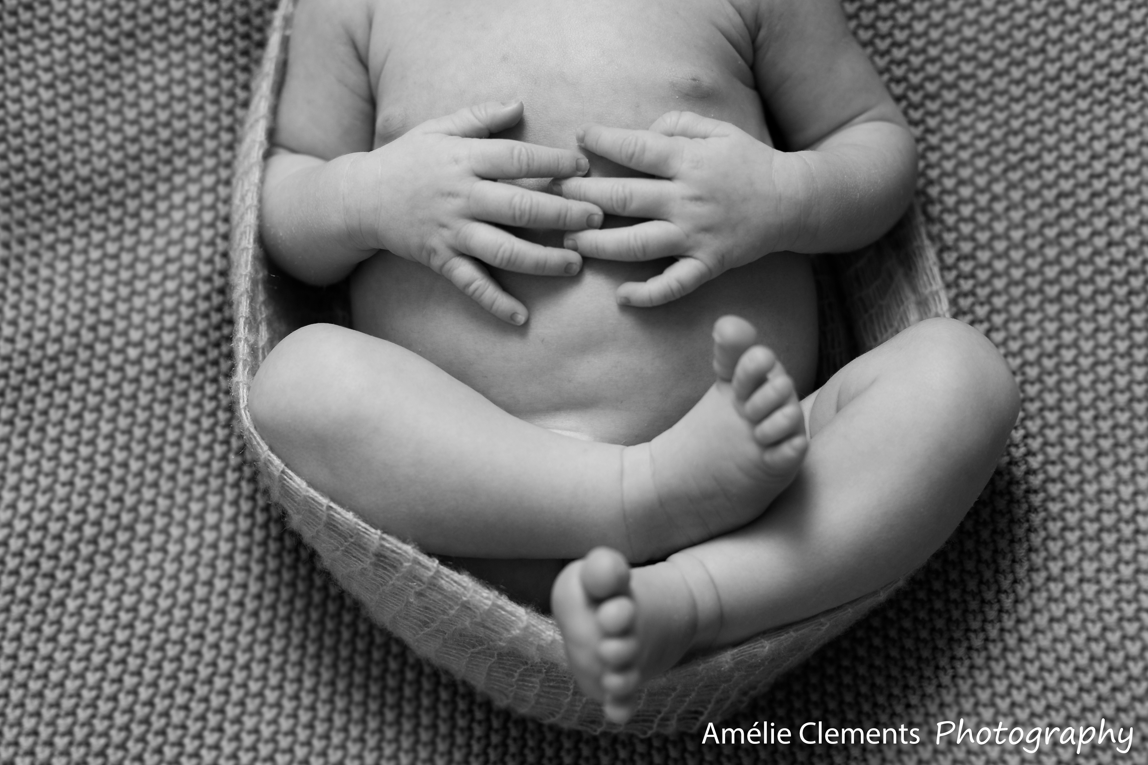 newborn_posing_zurich_baby_photographer_amelie_clements_photography_black_white_feet