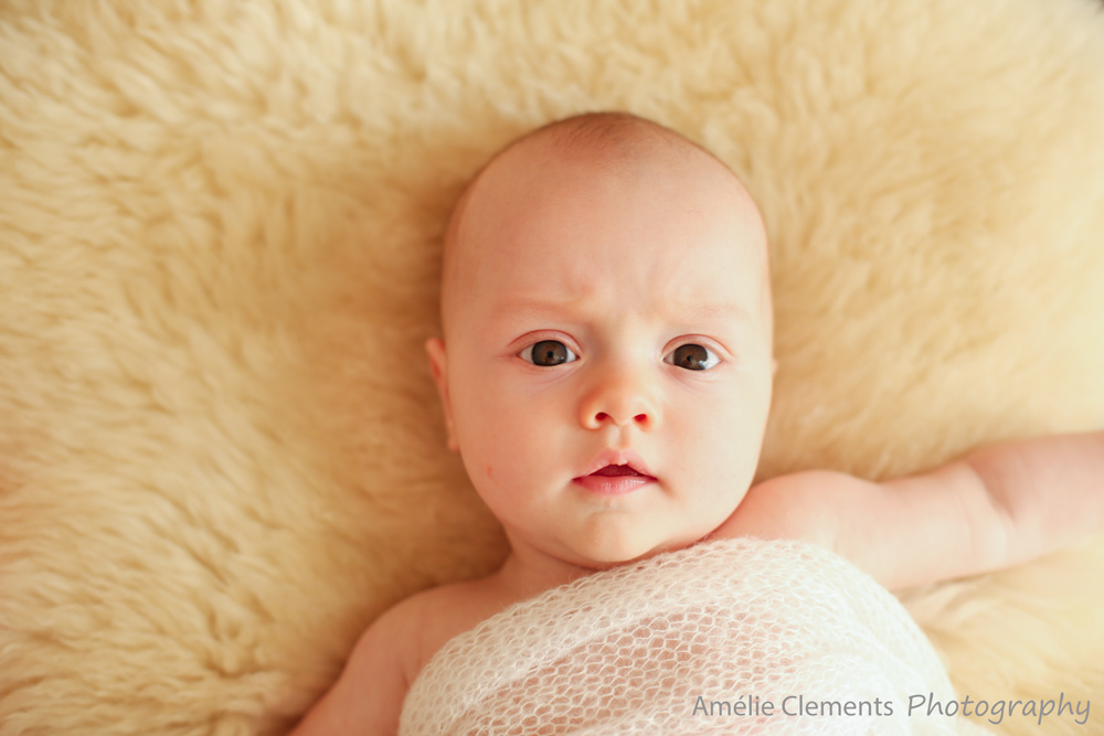 newborn_posing_zurich_baby_photographer_amelie_clements_photography_face_three_months