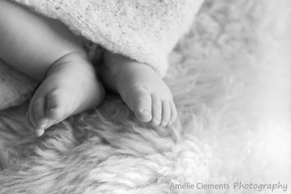 newborn_posing_zurich_baby_photographer_amelie_clements_photography_feet_three_months