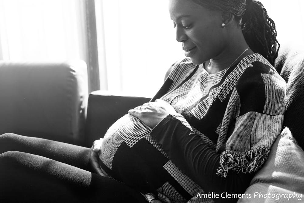 maternity_photosession_twins_amelie_clements_photography_pregnancy_photographer_zurich_mum_to_be_look_at_her_belly_black_and_white_Village-neuf