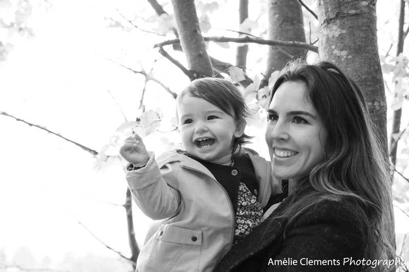 fall_mini_session_baby_photoshooting_zurich_berg_family_photographer_amelie_clements_photography_baby_girl_mother_black_white
