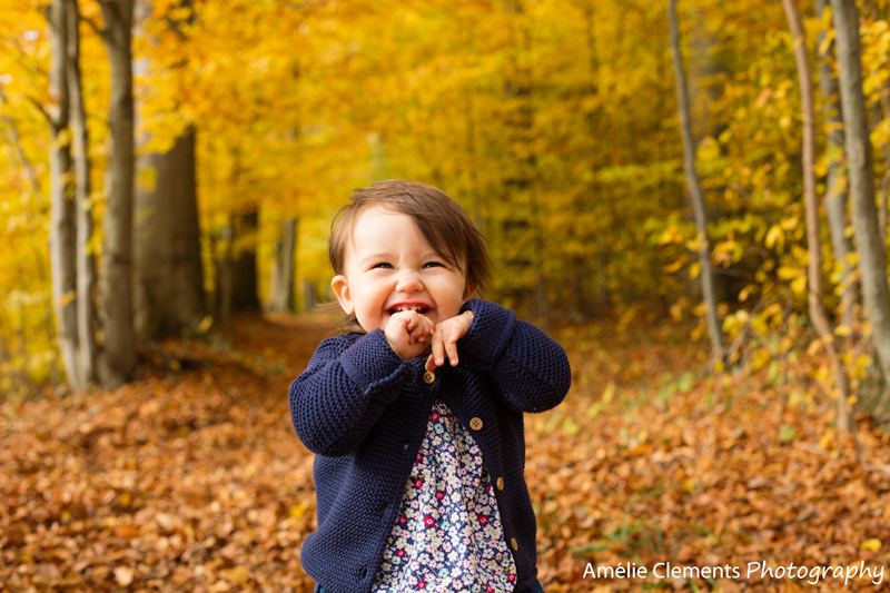 fall_mini_session_baby_photoshooting_zurich_family_photographer_amelie_clements_photography_baby_girl_laughs_forest_woods
