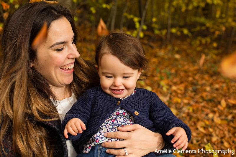 fall_mini_session_baby_photoshooting_zurich_family_photographer_amelie_clements_photography_baby_girl_mother_portrait_falling_leaves