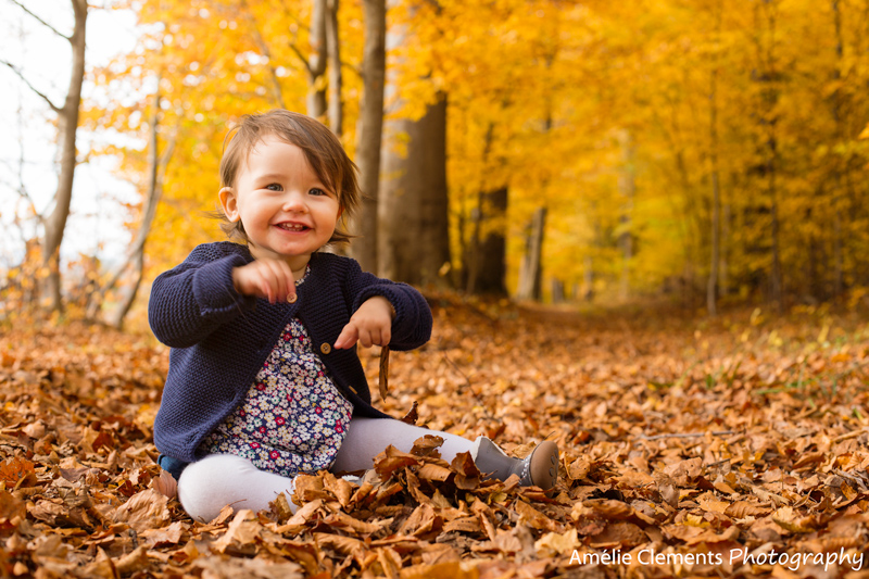 fall_mini_session_baby_photoshooting_zurich_family_photographer_amelie_clements_photography_baby_girl_plays_leaves_forest