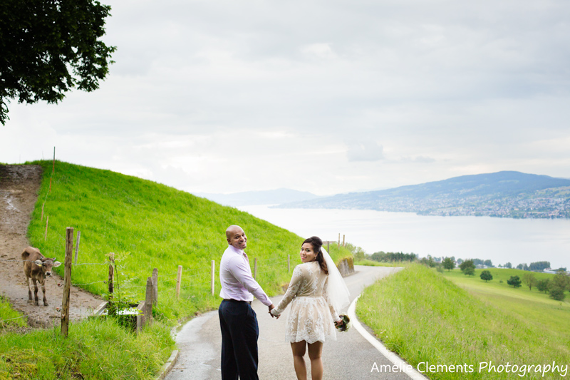 prewedding_zurich_switzerland_wedding_photographer_engagement_photosession_couple_mountains_lake_green_countryside_cow_amelie_clements_photography