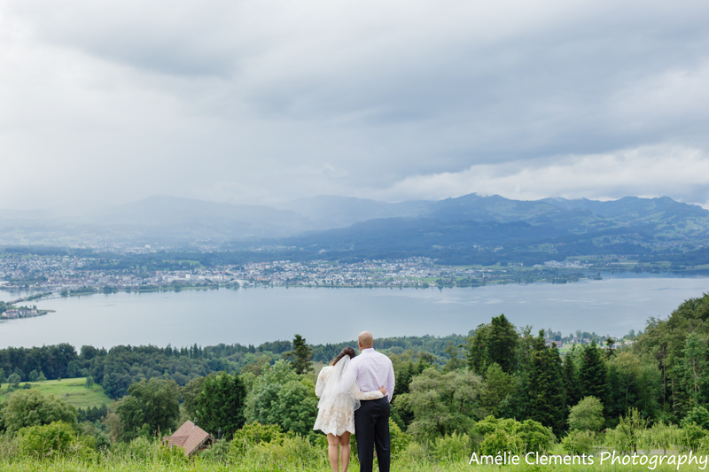 prewedding_zurich_switzerland_wedding_photographer_photosession_couple_mountains_lake_green_countryside_back_love_amelie_clements_photography