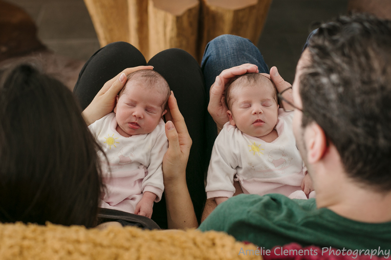baby-photographer-horgen-switzerland-twins-newborn-photoshoot-zurich-silvercoast-Amelie-Clements-family-portrait-two-week-girls