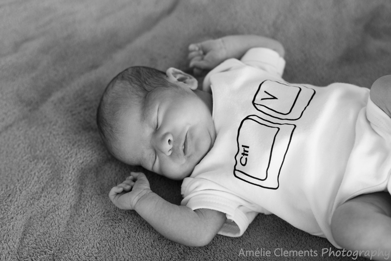 baby-photographer-horgen-switzerland-twins-newborn-photoshoot-zurich-silvercoast-Amelie-Clements-mum-daughter