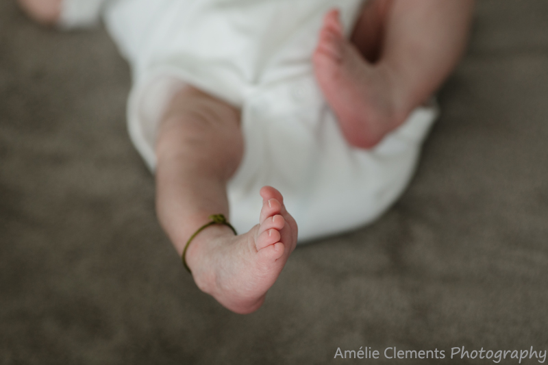 baby-photographer-horgen-switzerland-twins-newborn-photoshoot-zurich-silvercoast-Amelie-Clements-little-foot