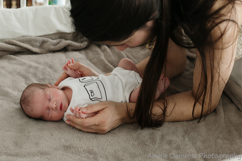 baby-photographer-horgen-switzerland-twins-newborn-photoshoot-zurich-silvercoast-Amelie-Clements-mum-daughter-hirzel