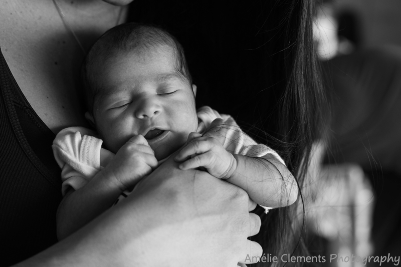 baby-photographer-horgen-switzerland-twins-newborn-photoshoot-zurich-silvercoast-Amelie-Clements-mum-daughter