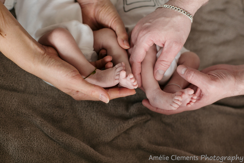 baby-photographer-horgen-switzerland-twins-newborn-photoshoot-zurich-silvercoast-Amelie-Clements-small-feet