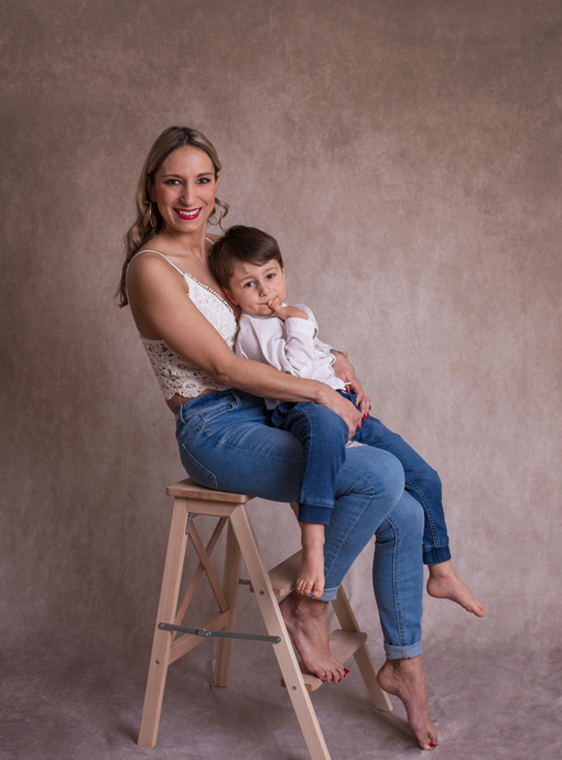 family photographer zurich mother and child photoshoot modern photo-studio Amelie Clements