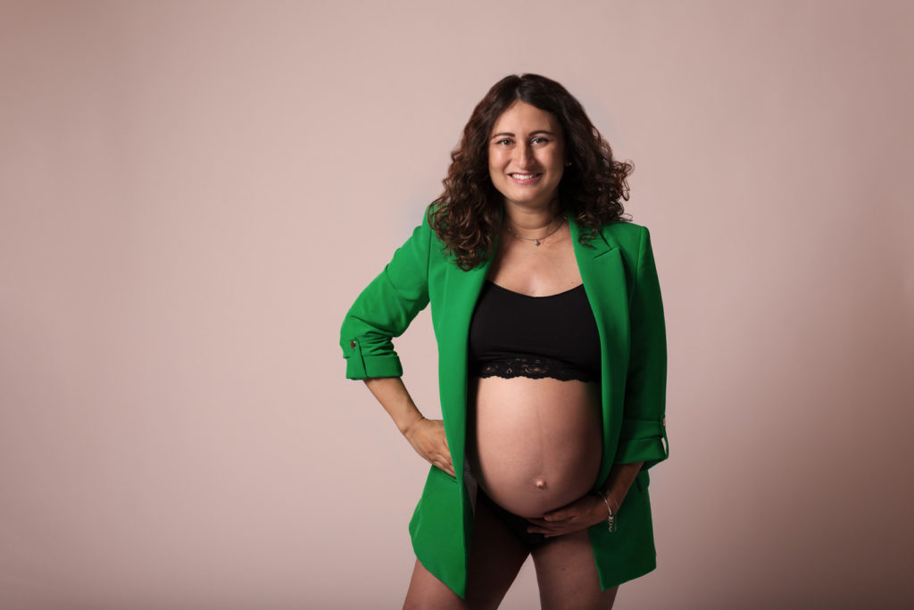 pregnancy photographer Zürich maternity photoshoot photo-studio portrait Amelie Clements