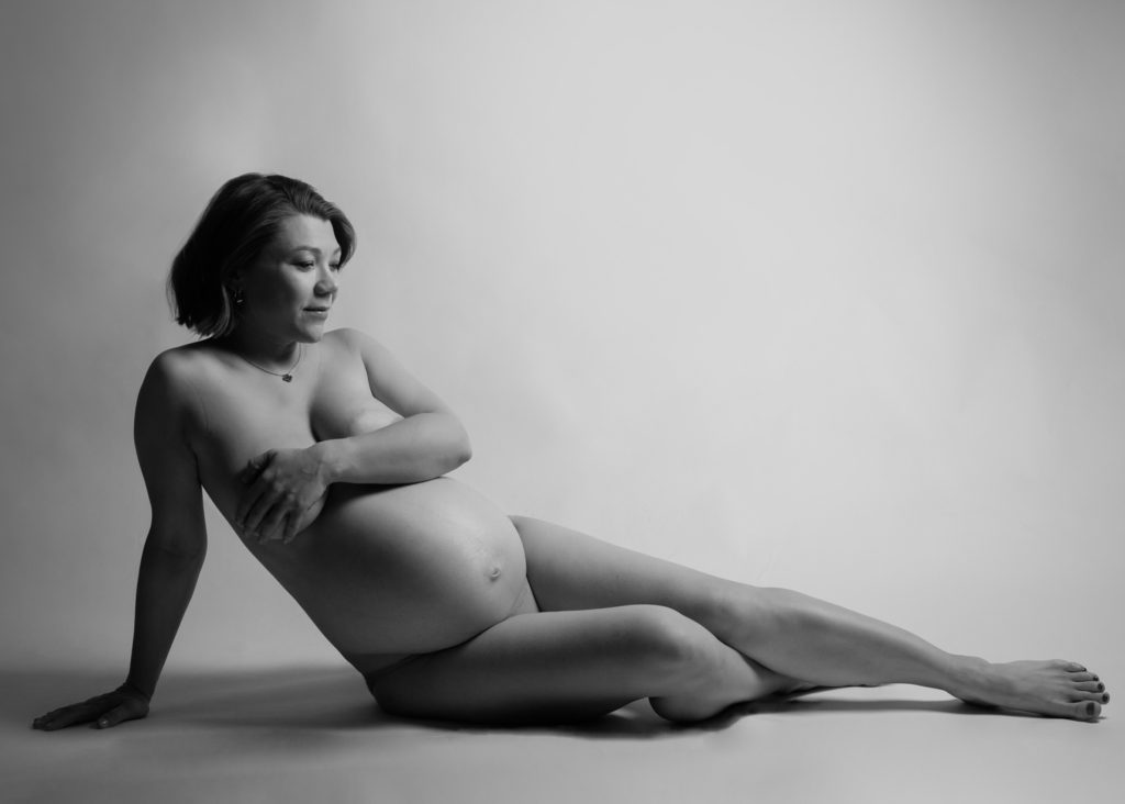 pregnancy photographer zurich elegant photo-studio portraits Amelie Clements