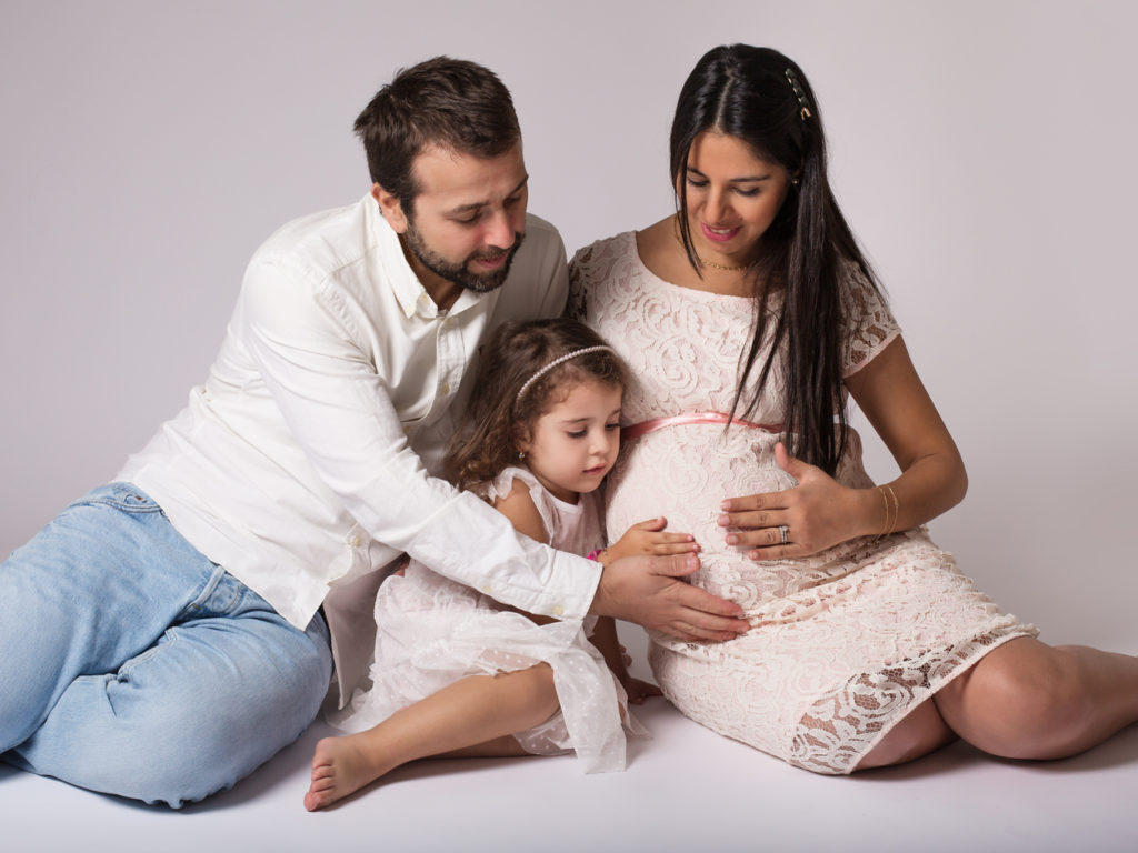 pregnancy photographer zürich switzerland family with toddler portrait photostudio photoshoot Amélie Clements Portfolio