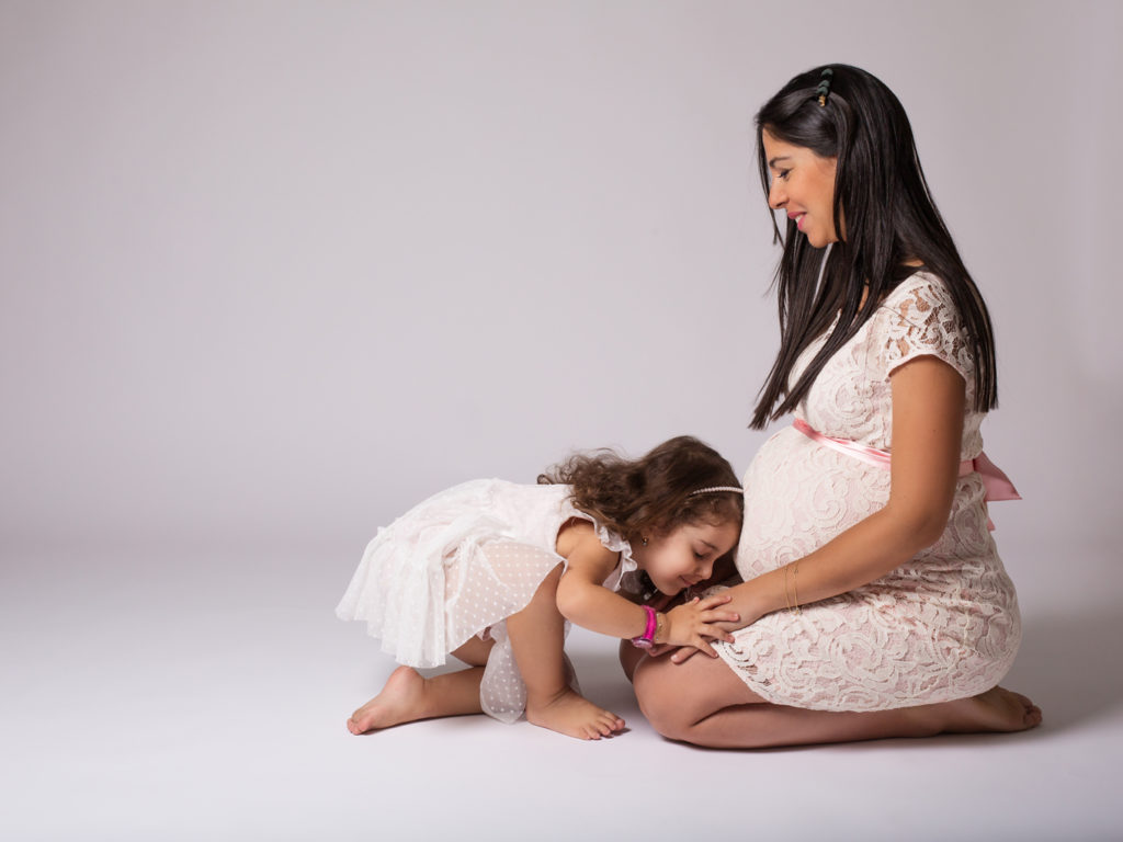 pregnancy photographer zürich switzerland family with toddler portrait photostudio photoshoot Amélie Clements Portfolio