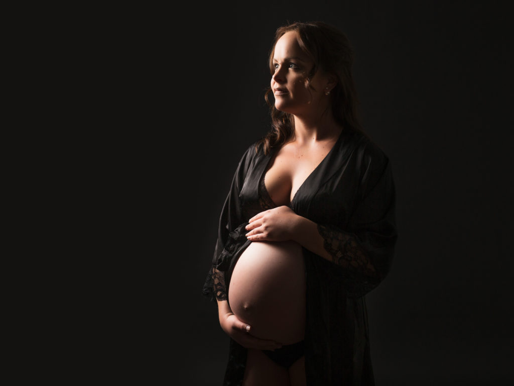 pregnancy photographer zurich maternity photoshoot studio elegant - Amélie Clements
