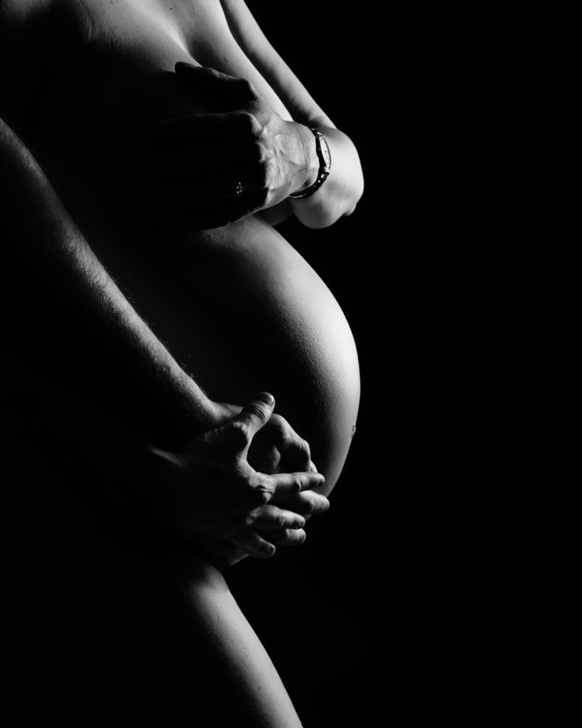pregnancy photographer zurich elegant maternity portrait black and white silhouette black background nude photoshoot photostudio Amelie Clements