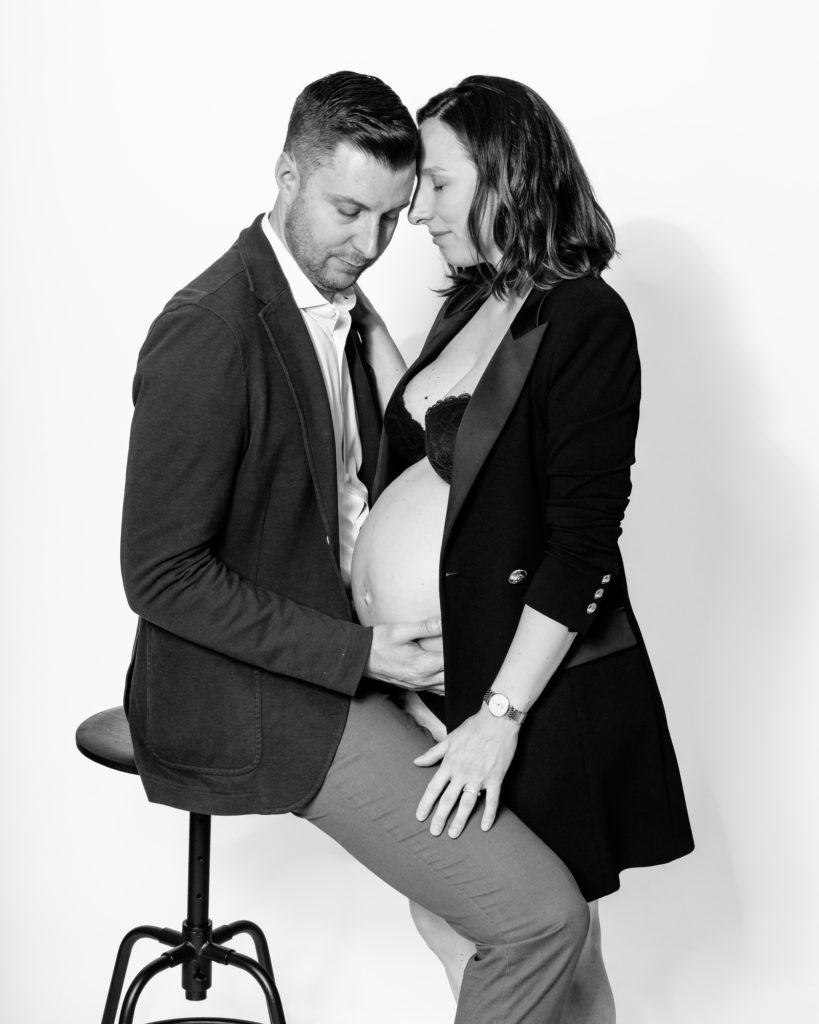 pregnancy photographer zurich elegant maternity portrait chic couple black and white studio Amelie Clements