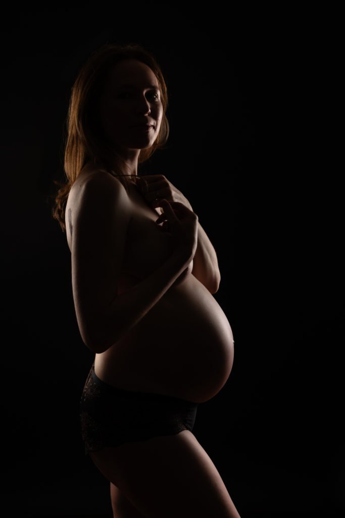 pregnancy photographer zurich elegant maternity portrait silhouette black background nude photo studio Switzerland Amelie Clements