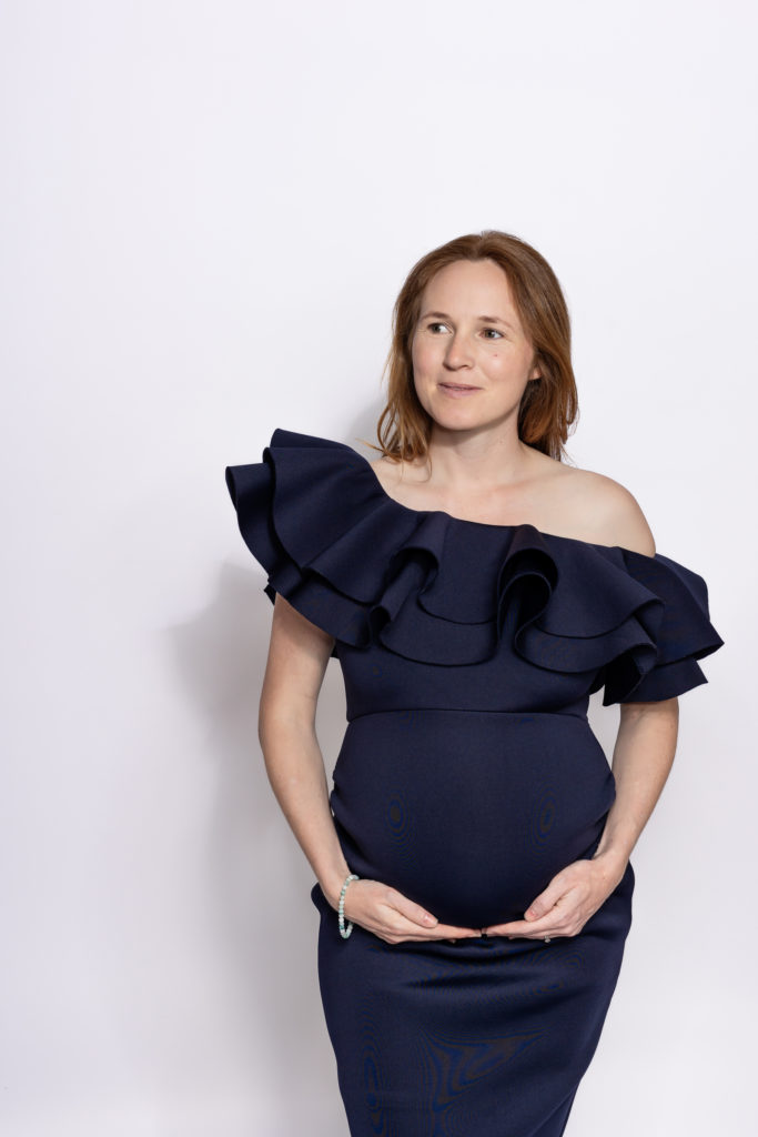 pregnancy photographer zurich elegant maternity portrait fashion blue dress Amelie Clements photostudio photoshoot