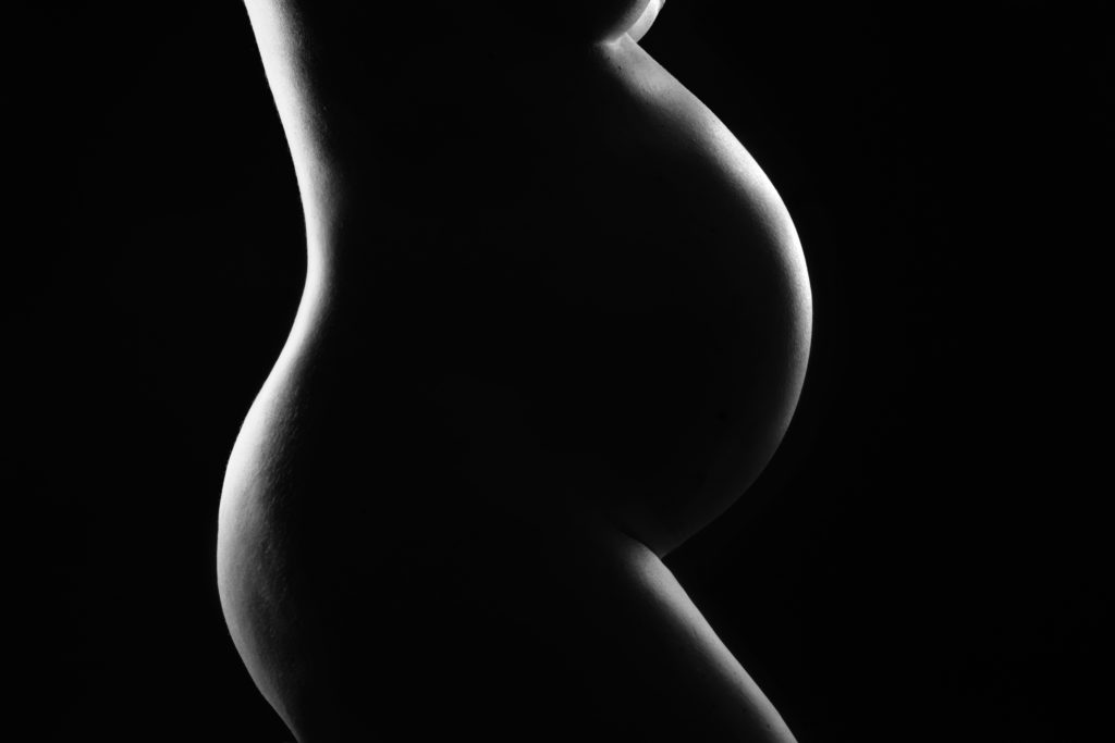 pregnancy photographer zurich elegant maternity portrait black and white silhouette black background nude photoshoot photostudio Amelie Clements