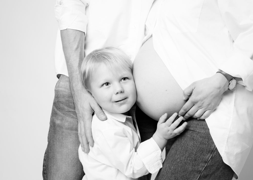 maternity-photoshoot-studio-zurich-amelie-clements-photography-luxe-experience-fabric-gold