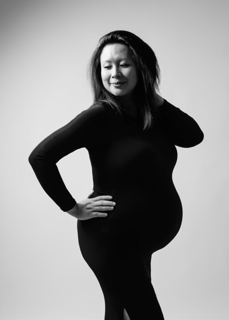 elegant-maternity-photoshoot-studio-zurich-amelie-clements-photography-luxe-experience