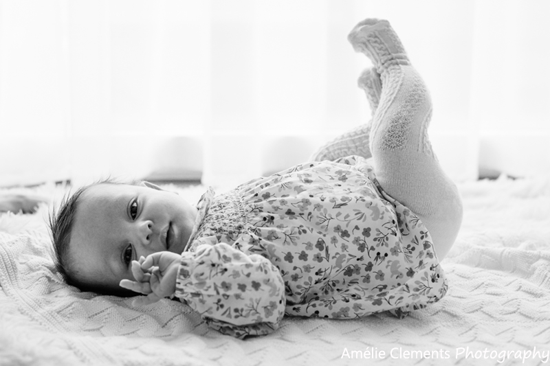 baby-photographer-zurich-amelie-clements-family-3month_old_newborn_fotograf_kusnacht_home_photosession_onlocation_black_white