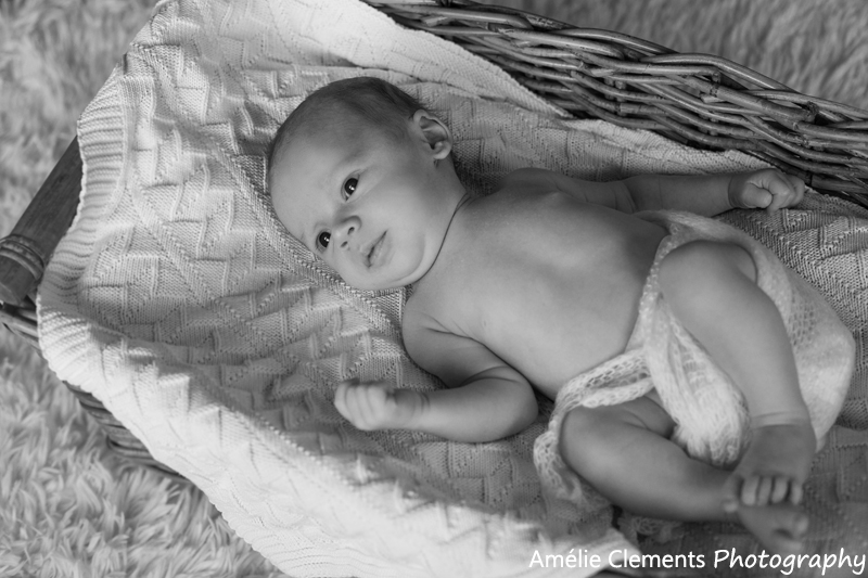 baby-photographer-zurich-family-photoshoot-switzerland-amelie-clements-photography-at-home-newborn-black-white-basket-prop