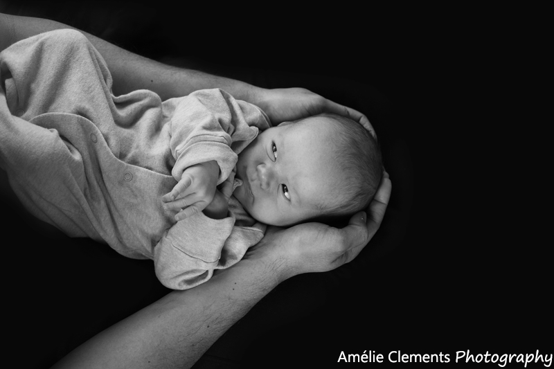 baby-photographer-zurich-family-photoshoot-switzerland-amelie-clements-photography-at-home-newborn-hands-posing-black-white