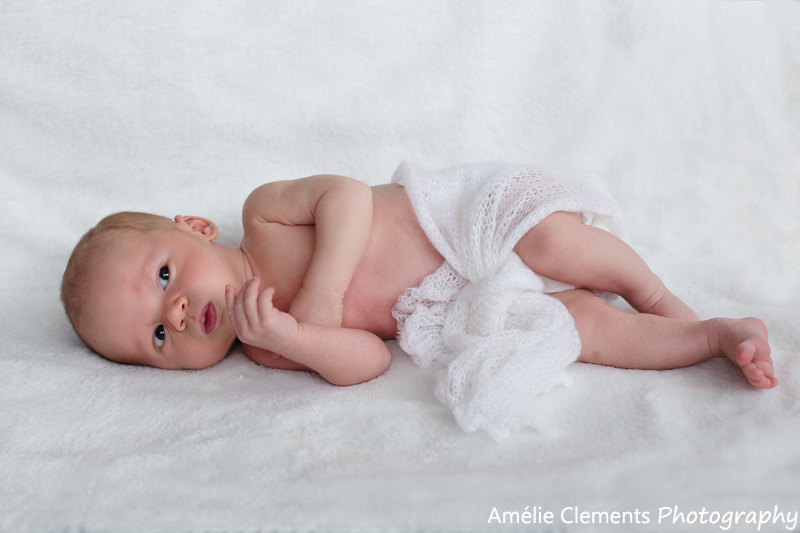 baby-photographer-zurich-family-photoshoot-switzerland-amelie-clements-photography-at-home-newborn-wrap-posing