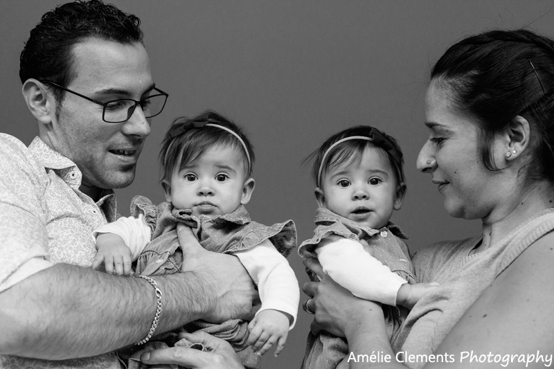 baby-photographer-zurich-horgen-twins-switzerland-amelie-clements-baby-girls-9month-old-sit-match-outfit-family-portrait-blak-white