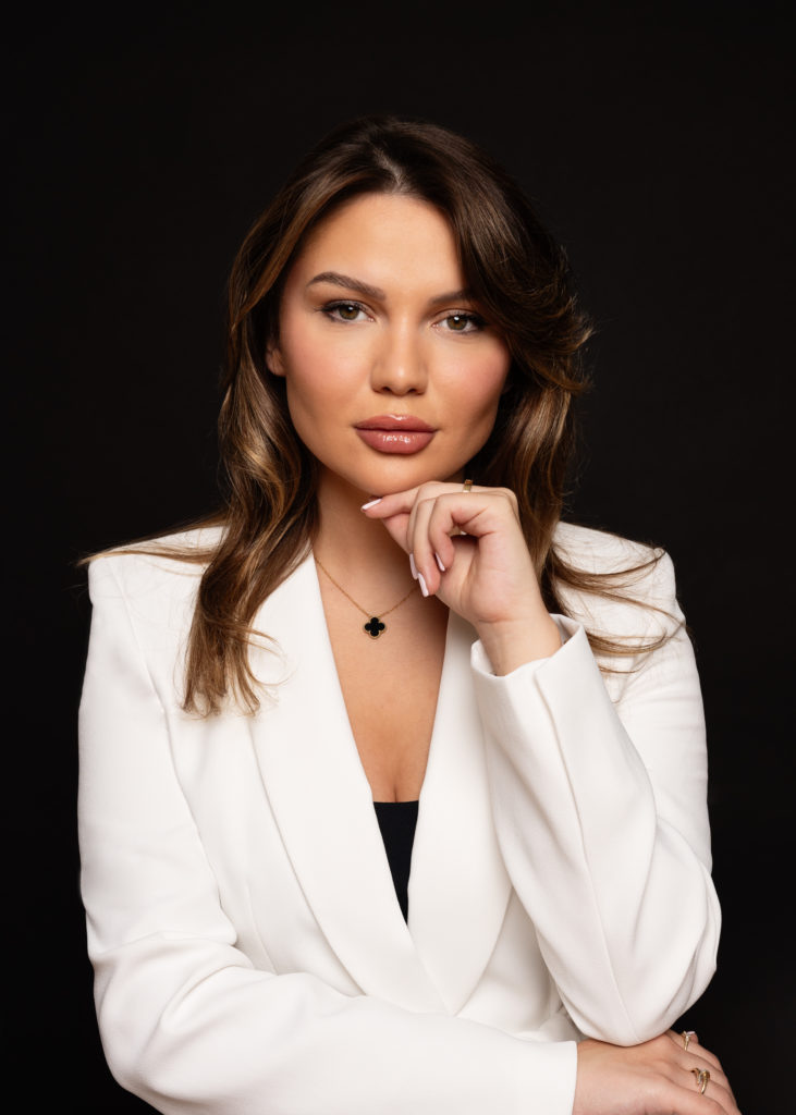 business portrait Zurich photographer corporate headshot for moderne executive women black background- Amélie Clements photostudio