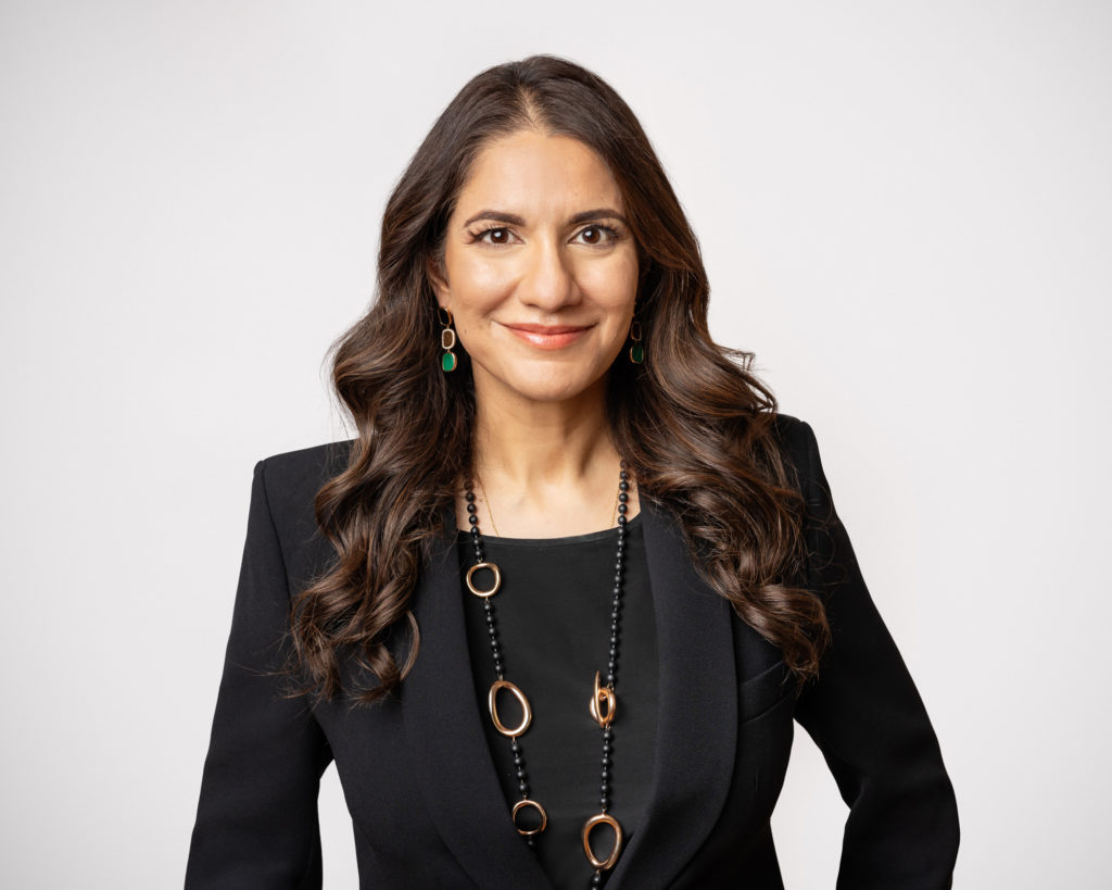 business-woman_portrait_zurich_photographer_corporate_headshot_modern_executive_portrait_Amelie_Clements