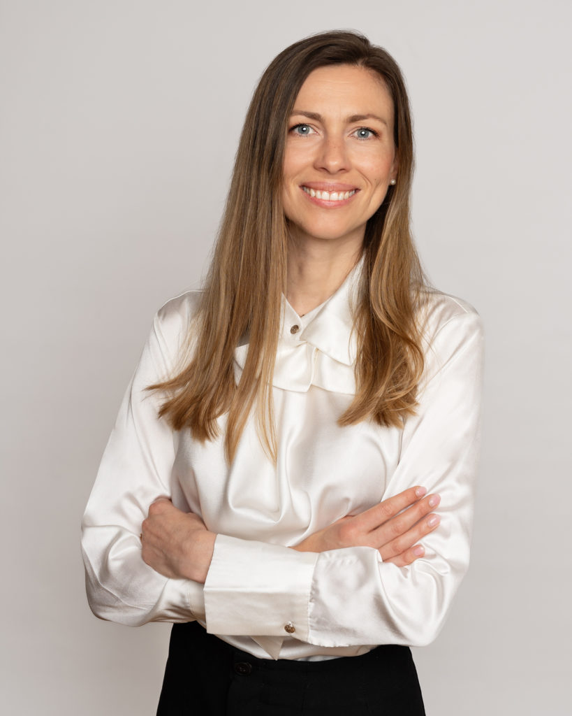 business portrait Zurich photographer corporate headshot for moderne executive women - Amélie Clements photostudio