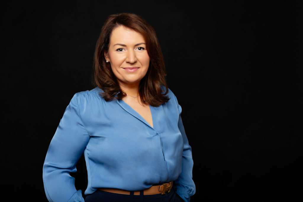 business portrait photographer zurich modern corporate headshot black background woman executive studio photoshoot Amelie Clements