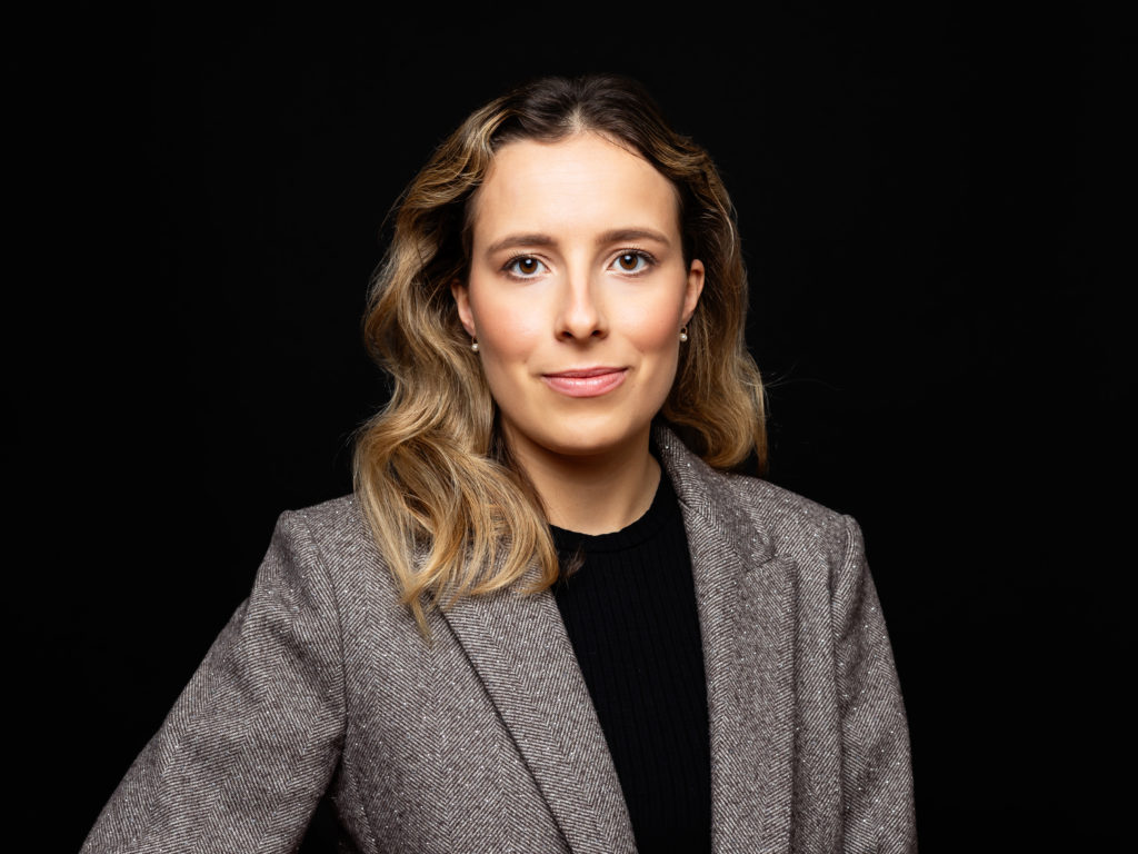 business_portrait_zurich_photographer_corporate_headshot_modern_elegant-black-background_Amelie_Clements-Switzerland_portfolio