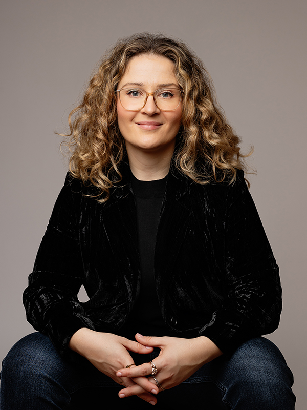 business_portrait_zurich_photographer_corporate_headshot_modern_elegant-black-background_Amelie_Clements-Switzerland_portfolio