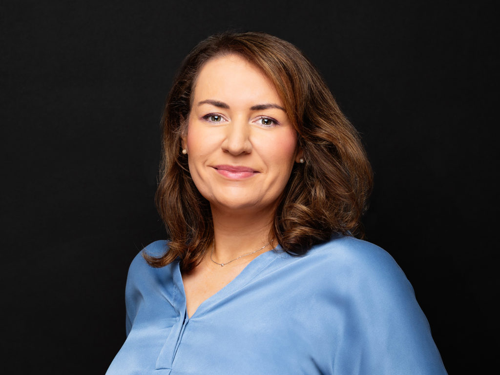 business_portrait_zurich_photographer_corporate_headshot_modern_elegant-black-background_Amelie_Clements-portfolio